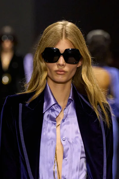 Look 100